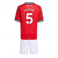 Stroje piłkarskie Manchester United Harry Maguire #5 Koszulka Podstawowej dla dzieci 2025-26 Krótki Rękaw (+ szorty)